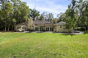Exterior - Spacious oasis in the city. Gainesville. Great backyard. 4 Bedrooms 3 baths. (Gainesville)