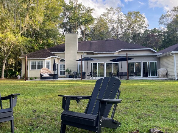 Terrace/patio - Spacious oasis in the city. Gainesville. Great backyard. 4 Bedrooms 3 baths. (Gainesville)
