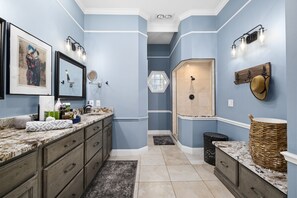 Combined shower/bathtub, hair dryer, towels, soap - Spacious oasis in the city. Gainesville. Great backyard. 4 Bedrooms 3 baths. (Gainesville)