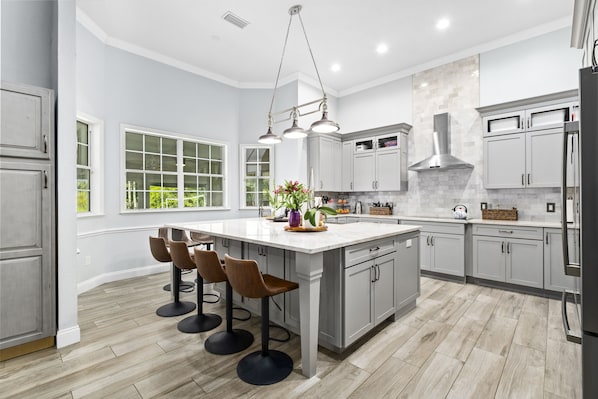 Køleskab, mikrobølgeovn, ovn, kogeplade