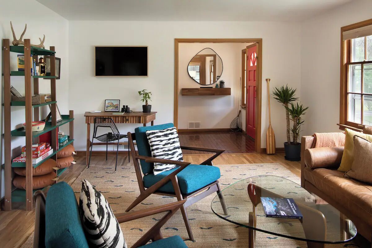 Smart TV, chimenea, libros y estéreo 