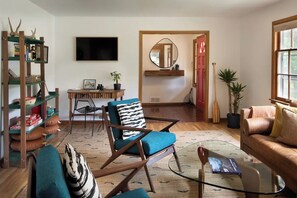 Smart TV, fireplace, books, stereo - RIVER HAUS: Glacier National Park's Iconic Home — The CLOSEST House to GNP (West Glacier)