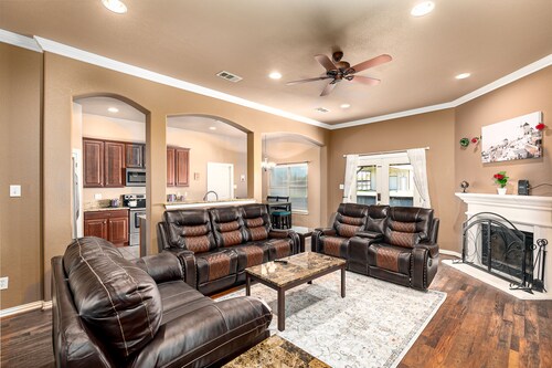 Perfect Stay in Ranch-like House with Huge Backyard!