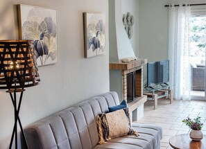 TV, fireplace - Imagine your self sit out under the Greek sky (Aegina)