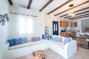 TV, fireplace - Imagine your self sit out under the Greek sky (Aegina)