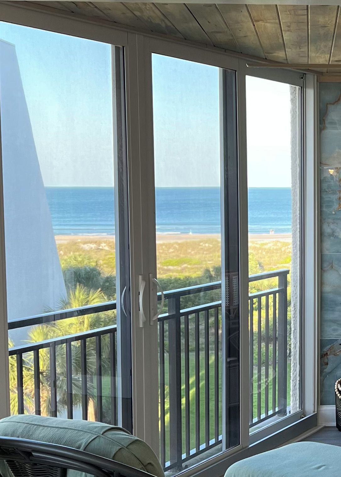 Ein Balkon mit Blick auf Strand und Meer.