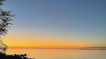 PĂ„ stranden och solstolar