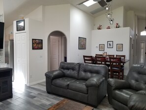 Living area - Beautifully decorated and remodeled villa close to Disney World (Kissimmee)