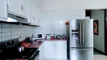 Fridge, microwave, oven, coffee/tea maker