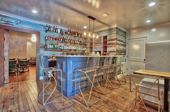Bar (on property) - Stylish and Comfortable, free wine and close to downtown! (Ocean Springs)