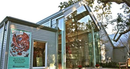 Stylish and Comfortable, free wine and close to downtown!
