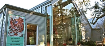 Stylish and Comfortable, free wine and close to downtown!
