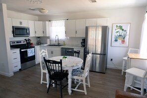 Microondas, lavavajillas, cafetera y tetera y utensilios de cocina 