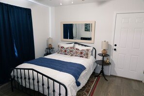 2 bedrooms, iron/ironing board, WiFi, bed sheets - Stylish and Comfortable, free wine and close to downtown! (Ocean Springs)