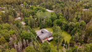 Una cabaña rodeada de un bosque frondoso, con una vista despejada del paisaje circundante.