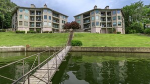 Un moderno edificio de apartamentos con una escalera central que conduce a una terraza en la azotea.