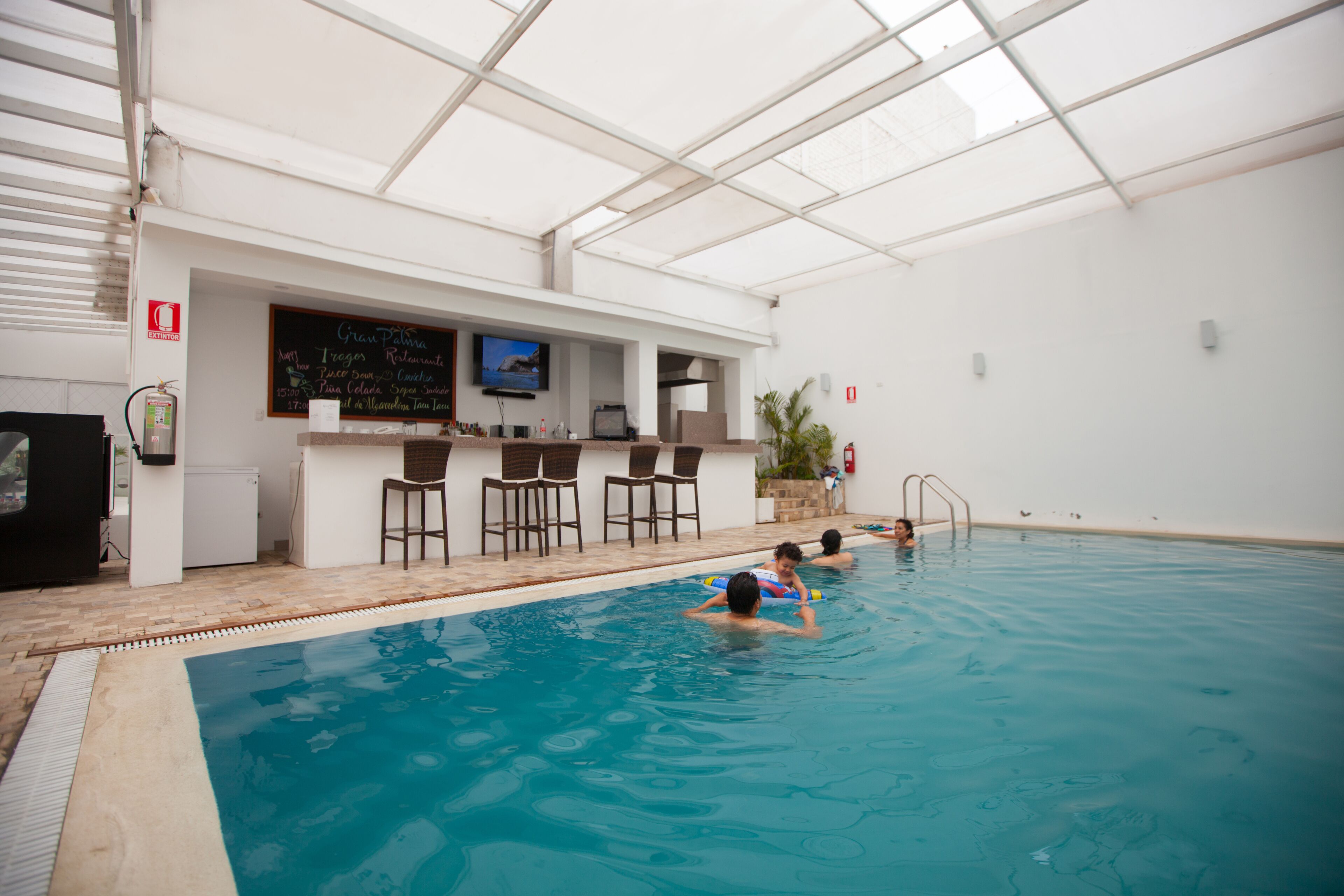 outdoor pool, open 10:00 am to 10:00 pm, pool loungers