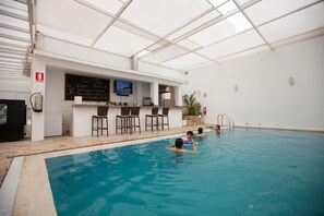 Piscina externa, funciona das 10h às 22h, espreguiçadeiras