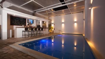 Udendørs pool, åben fra kl. 10.00 til kl. 22.00, liggestole