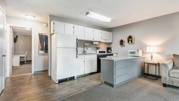 Kjøleskap, mikrobølgeovn, ovn og kokeplater