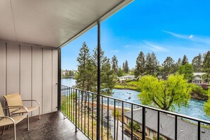 Property grounds - "View and Far Between" Second-floor - Riverfront Condo Near Downtown Bend (Bend)