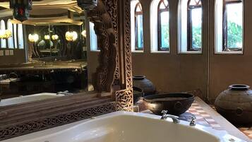 Presidential Suite | Bathroom | Free toiletries, towels, soap, shampoo