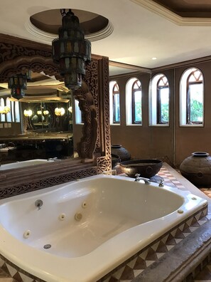 Presidential Suite | Bathroom | Free toiletries, towels, soap, shampoo