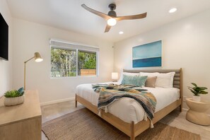 8 chambres, bureau, fer et planche à repasser, lit parapluie