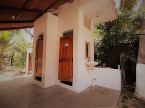 Shower, rainfall showerhead, towels, shampoo