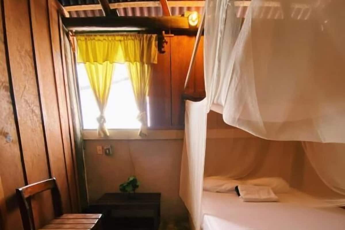Chambre Double, salle de bains commune, vue jardin