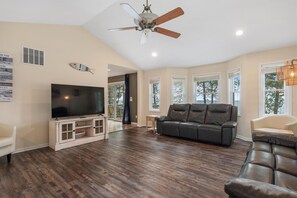Smart-TV, Kamin, Tischfußball, Tischtennisplatte