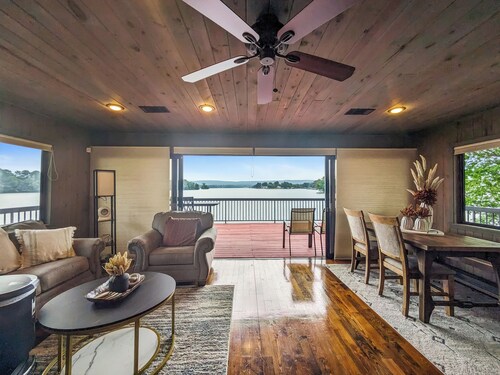 Cheerful 1-Bedroom 2-Bath Lake House Experience!!!