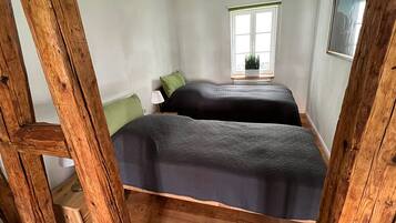 1 bedroom, desk, free WiFi, bed sheets