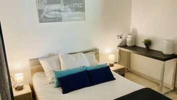 2 chambres, bureau, fer et planche Ă repasser, lit parapluie