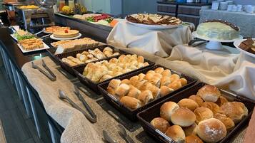 Café da manhã com buffet grátis todos os dias