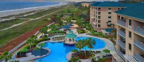 Een buitenzwembad, een verwarmd zwembad