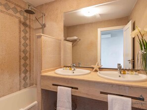 Bathtub, hair dryer, towels - Infinity Views Penthouse Living4malaga (Málaga)