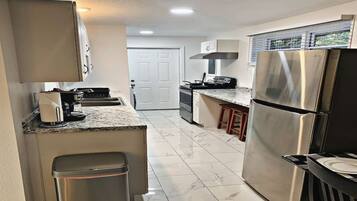 Frigorífico, microondas, horno y placa de cocina