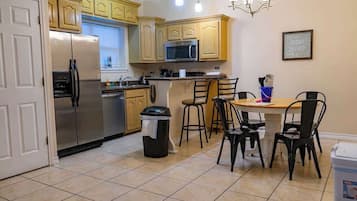 Condo, varias camas, patio, vista a la alberca | Cocina privada | Refrigerador, microondas, horno y parrilla de estufa