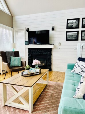 Smart TV, chimenea, reproductor de DVD y libros 