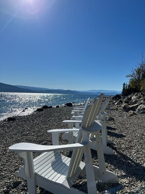 Playa en los alrededores, camastros y toallas de playa 