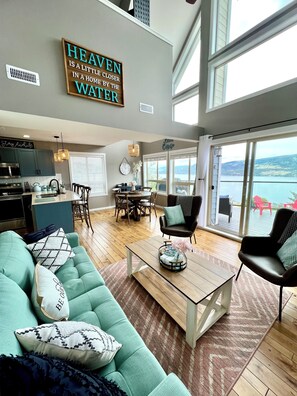 Smart TV, chimenea, reproductor de DVD y libros 