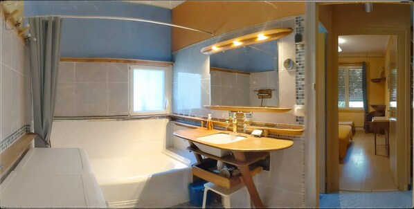 Ensemble douche/baignoire, savon, papier toilette