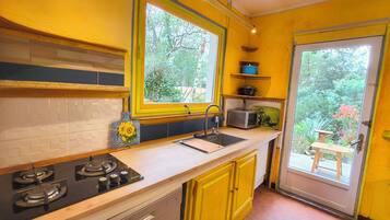 KĂŒhlschrank, Mikrowelle, Ofen, Herdplatte