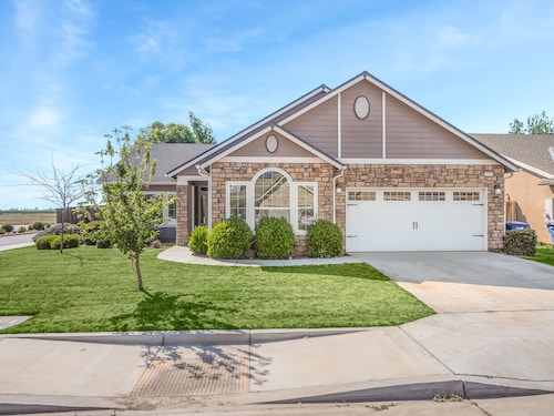 Fresno House| Game Room|Kitchen| 3/2: 2 Car Garage