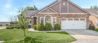 Fresno House| Game Room|Kitchen| 3/2: 2 Car Garage