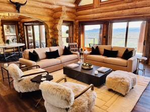 Smart TV, fireplace, books, stereo - 5500 sf cabin: 6 king/2 queen beds, heated pool/spa, game room, mountain views (Blue Ridge)