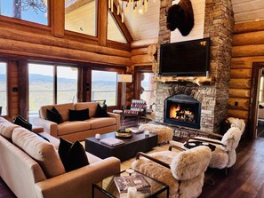 Smart TV, fireplace, books, stereo - 5500 sf cabin: 6 king/2 queen beds, heated pool/spa, game room, mountain views (Blue Ridge)