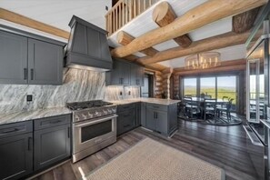 Fridge, microwave, oven, stovetop - 5500 sf cabin: 6 king/2 queen beds, heated pool/spa, game room, mountain views (Blue Ridge)