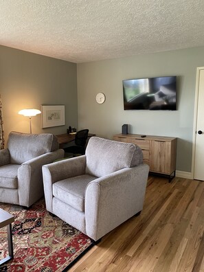 TV - 1133 The 3 Oaks 30 night fully furnished stay at a great price. Full Amenities! (Salem)